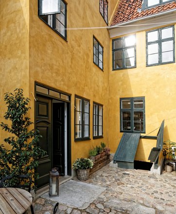 Ældre byhus med gul facade