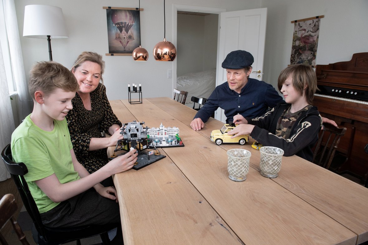 Sammenbragt familie i kro