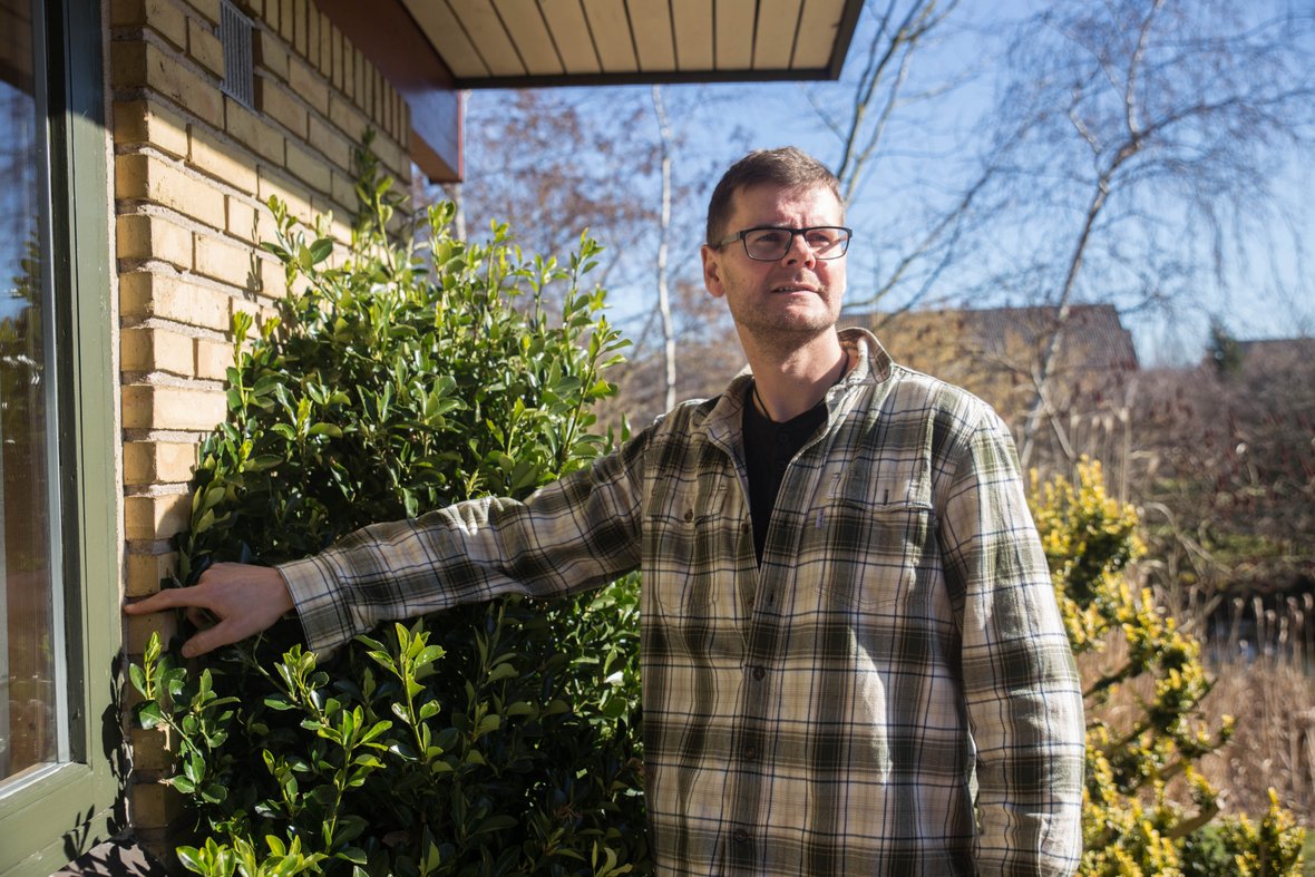 Rådgiver peger på vindue udenfor et hus.