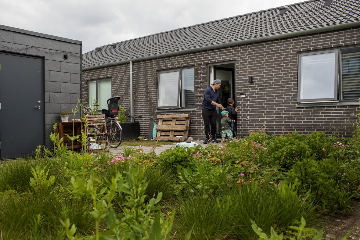 Phong Le Duc foran rækkehuset i NærHeden