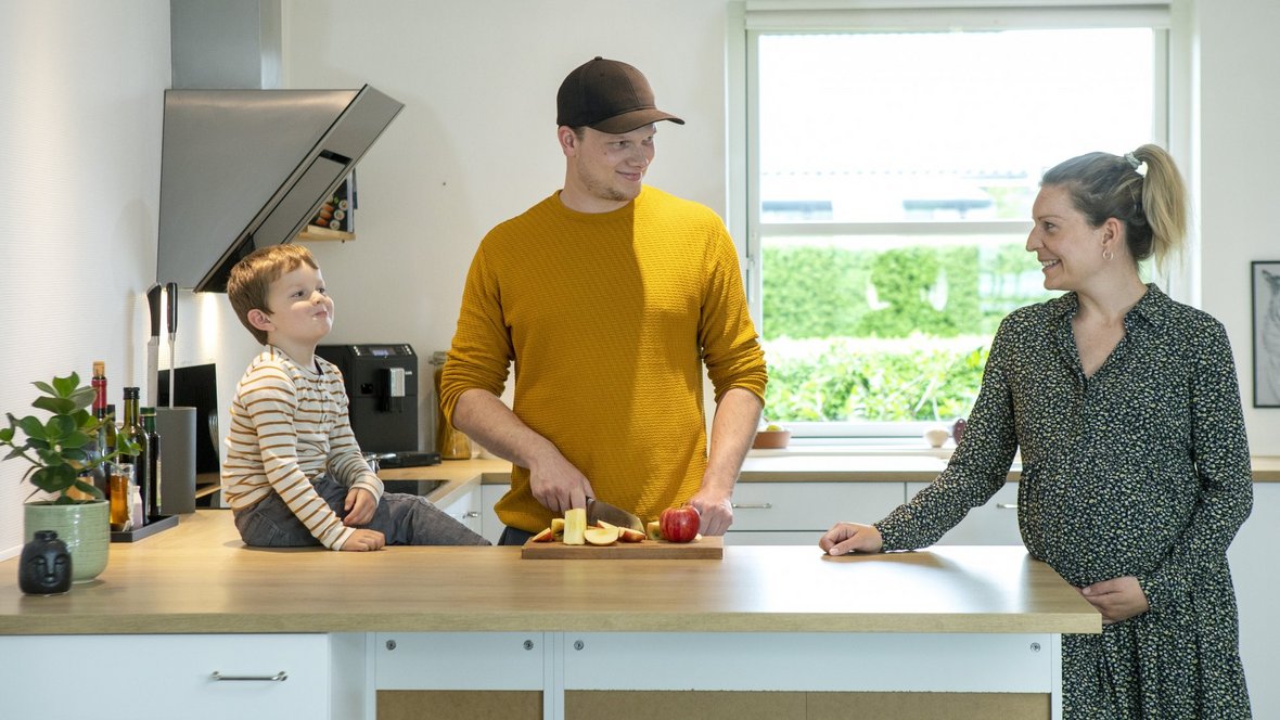 Joachim, Maja og William i køkkenet