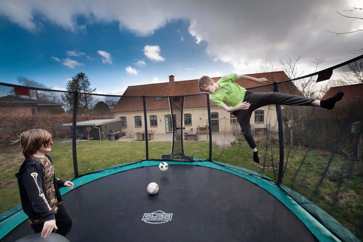 Trampolinhop i haven