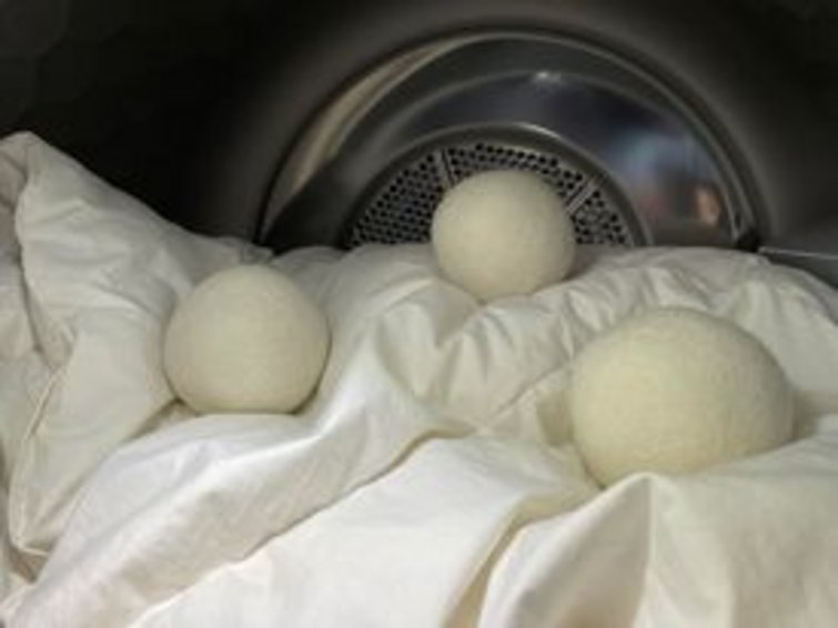 Tørretumbler med tørrebolde på dyne