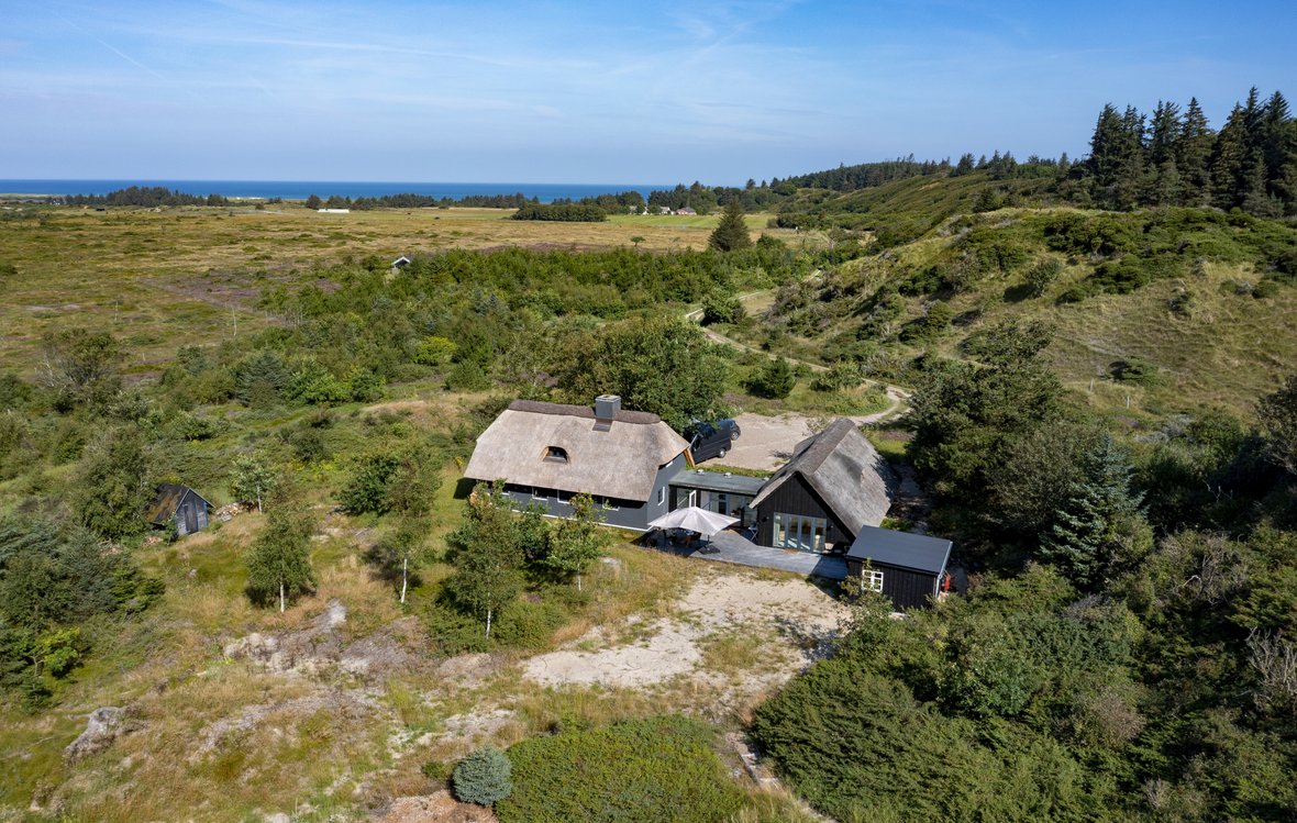 Dronefoto af sommerhuset Varmings Hus i Svinkløv i Nordjylland
