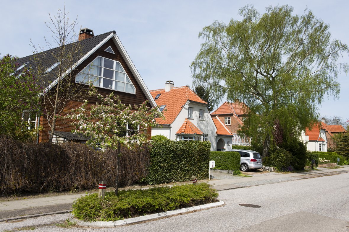 villavej med hække foran og mellem husene