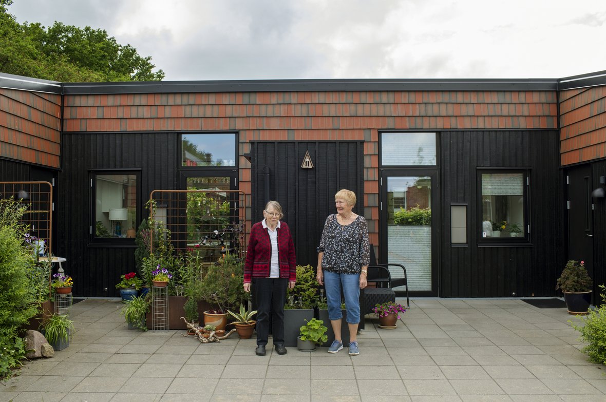 Rosa Væggermose og Aase Hansen foran deres huse i Nærheden