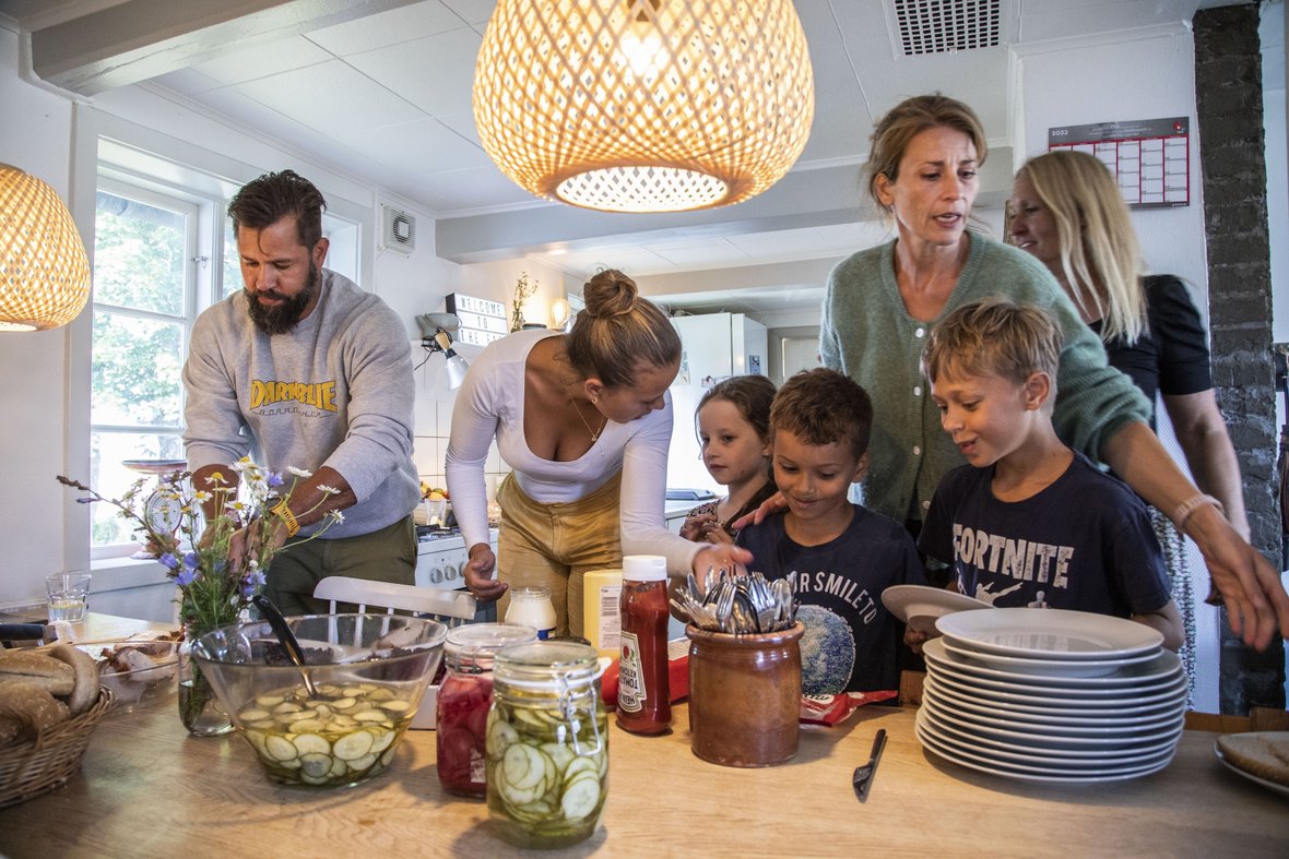 Beboere på Styrmandsgården laver flæskestegssandwich i køkkenetHofretten på Styrmandsgården er flæskestegssandwich. Beboerne bygger selv deres sandwich i køkkenet og tager den med udenfor