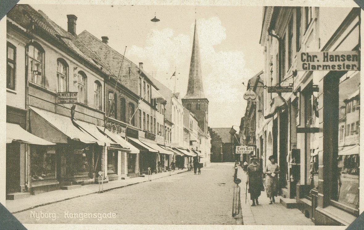 Huse, butikker og bygninger i Kongensgade i Nyborg i 1900-tallet