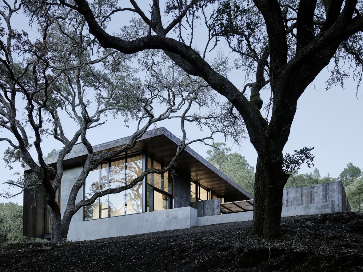 Hus i stål i Oakland Hills i Californien med rustrød farve