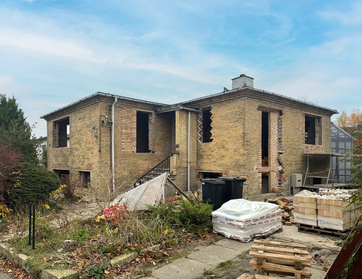 Hus med murstensfacade under renovering