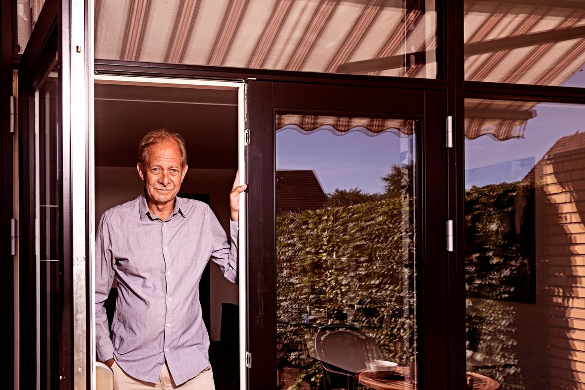 Kjeld Martin Nielsen i havedøren til sit hus