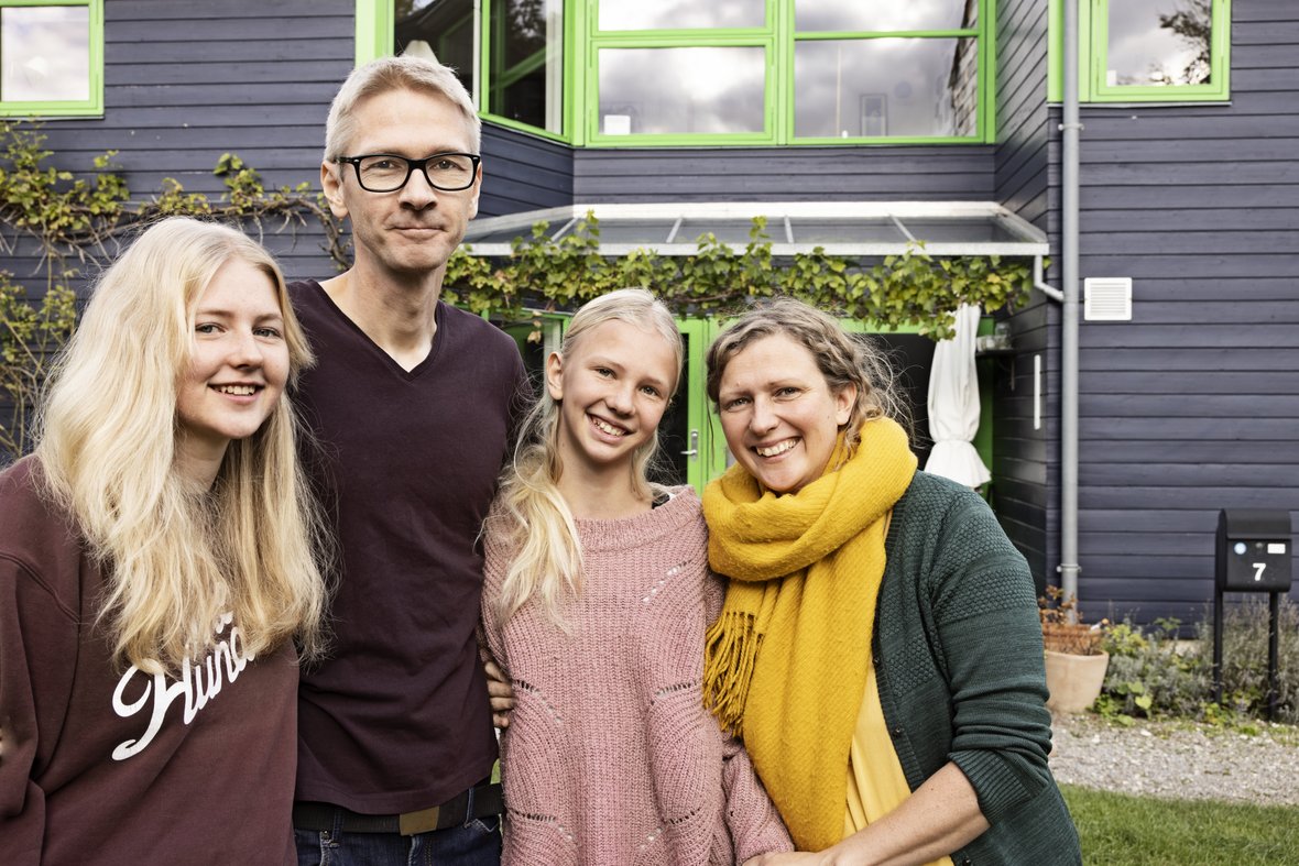 Familien Køie foran deres hus