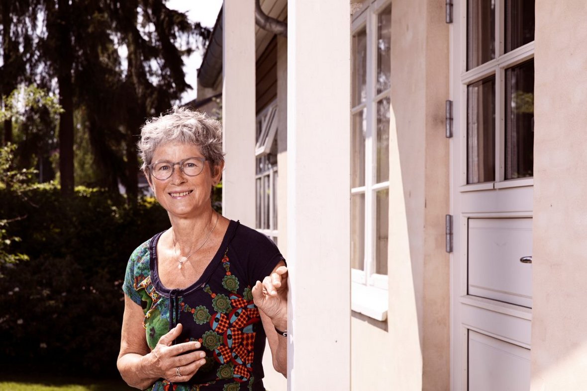 Hanne Kaufmann foran sin bolig