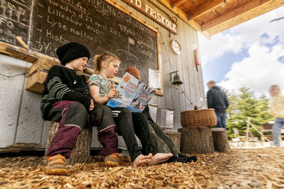Børn foran tavle i LilleSyd Friskole