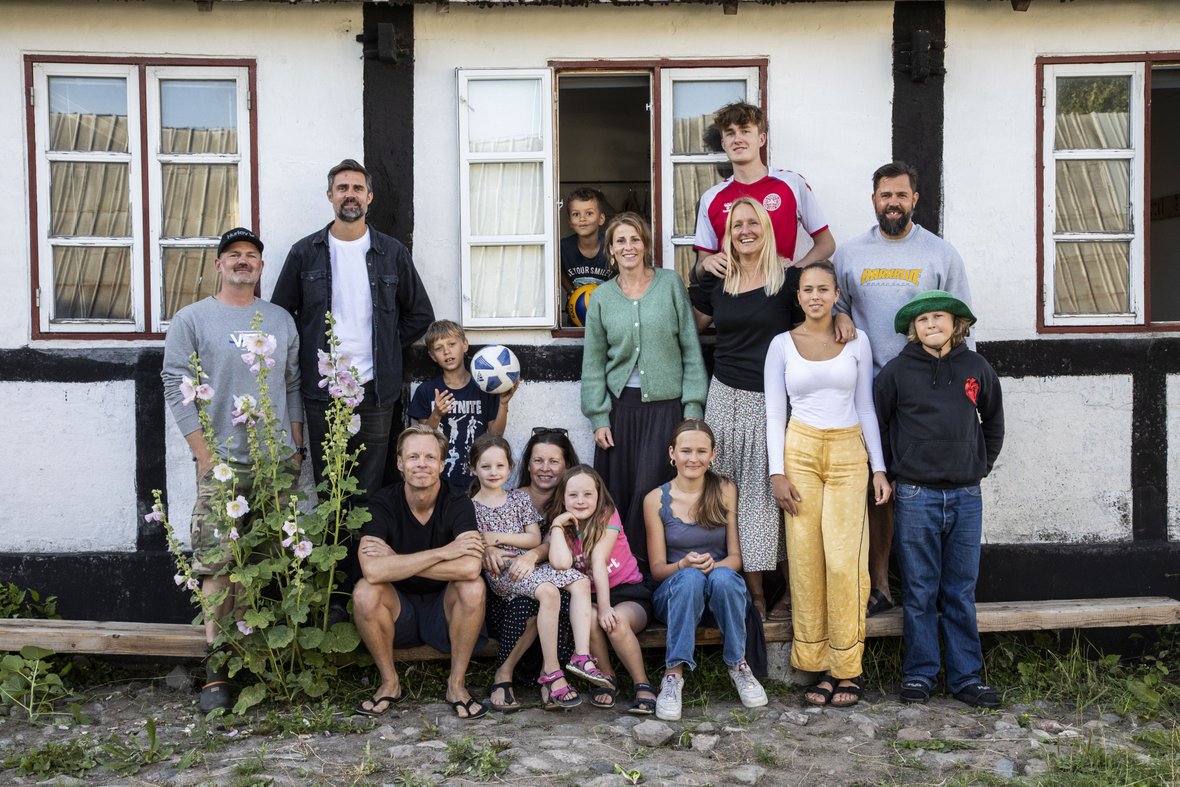 De 15 beboere samlet foran Styrmandsgården