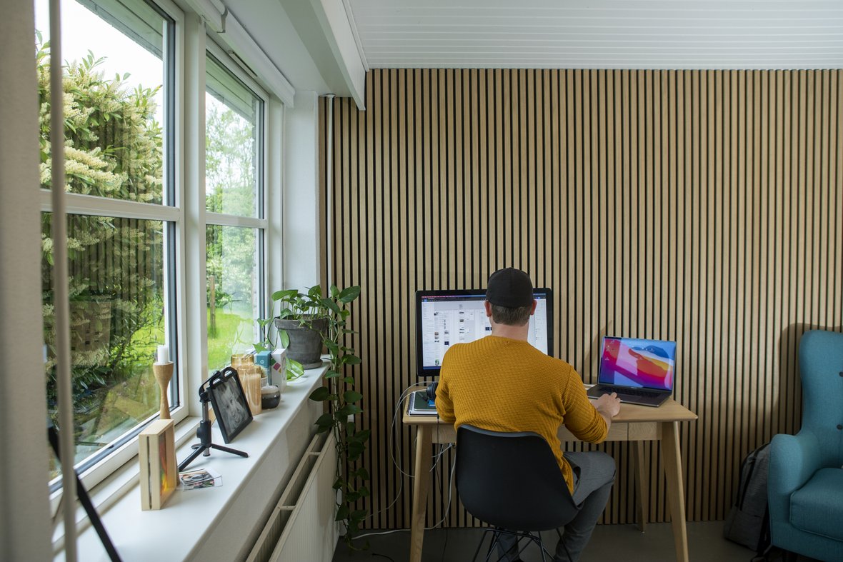 Joachim Blicher arbejder ved computeren i nyt kontor