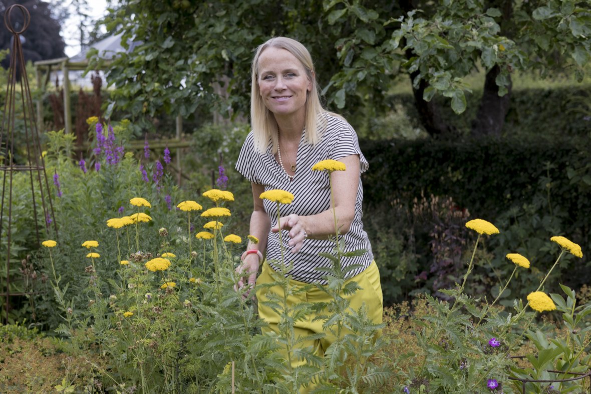 Malene Lei Raben ved gule pragtrølliker i sin have