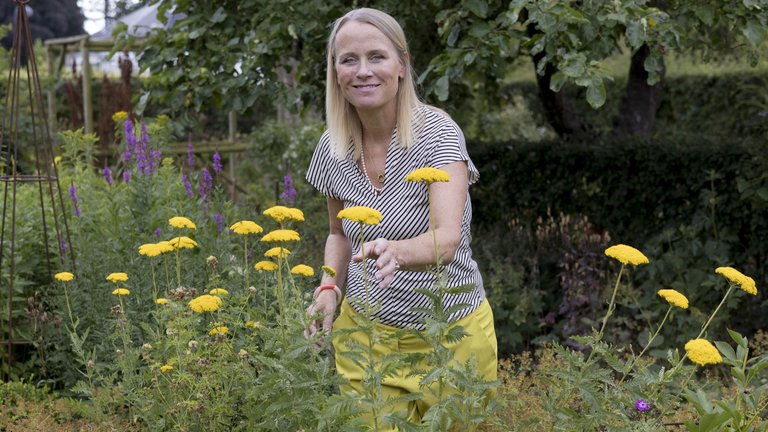 Malene Lei Raben ved blomster i sin have