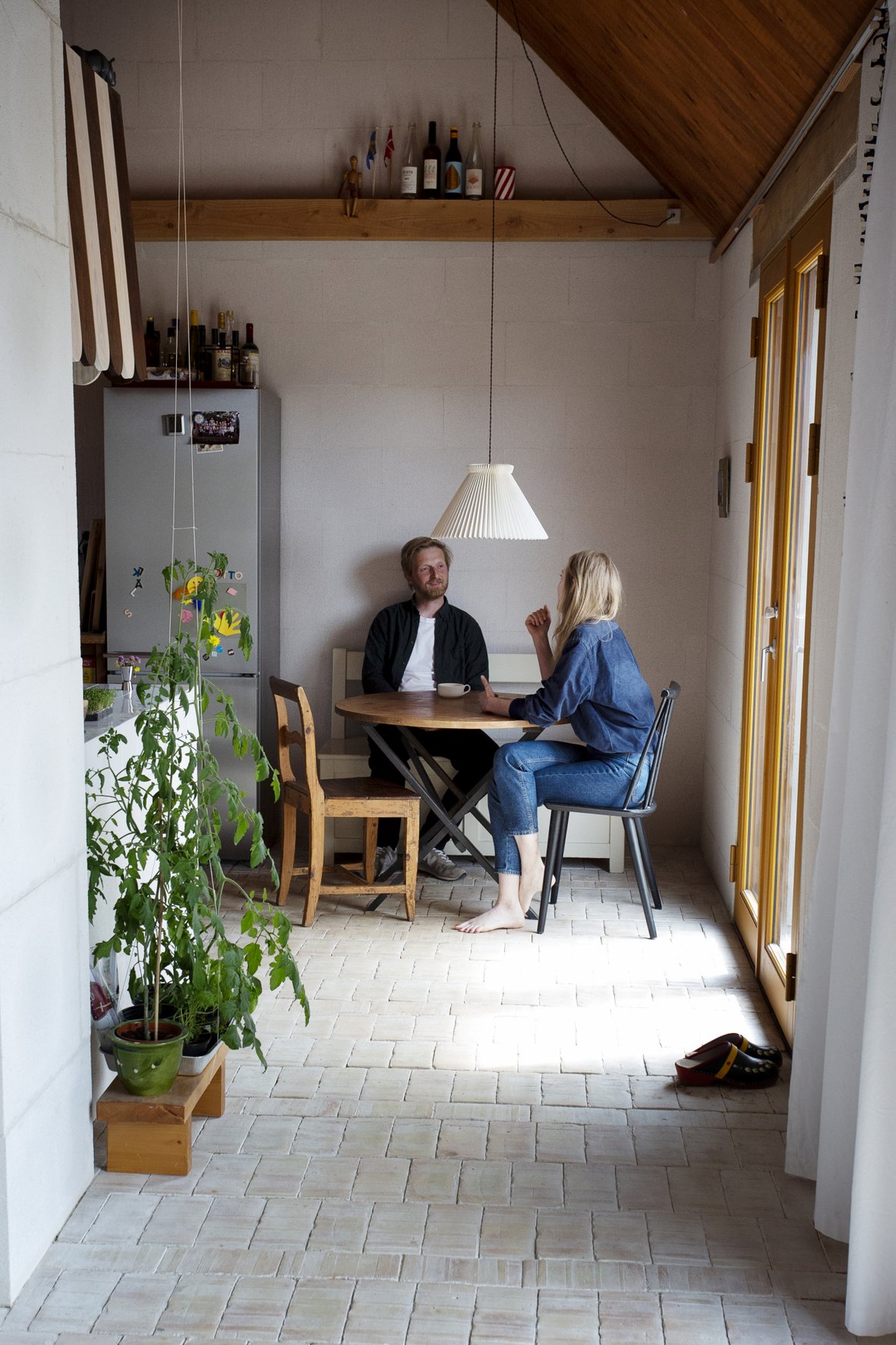 Køkken, stue og kontor udgør ét stort rum