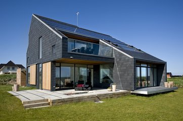 Hus med skifter på facaden