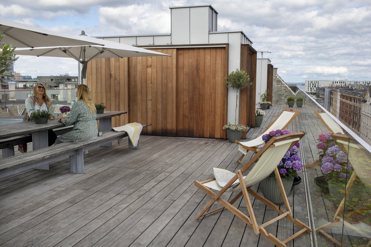 Emilie Skov og Malene Andersen nyder udsigten og en snak på andelsforeningens tagterrasse på Østerbro