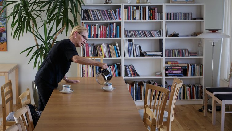 Berit hælder kaffe op