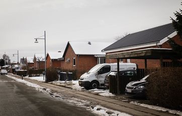 Villavej med typiske statslånshuse i røde mursten.