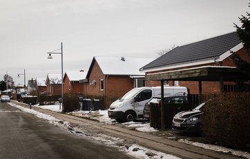 Villavej med typiske statslånshuse i røde mursten.