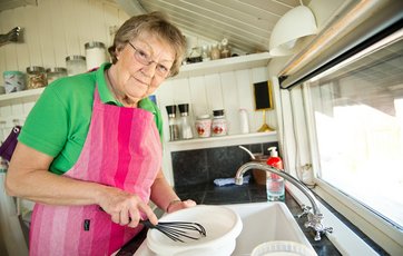 Oldfruen blander vaskeblanding til gulvvask