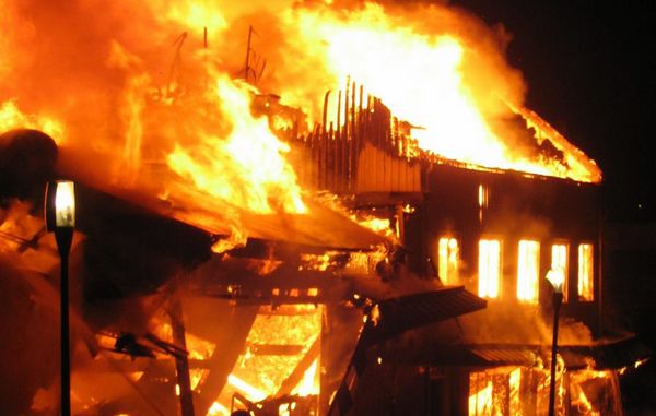 flugtveje hurtigt ud af dit hus i tilfælde af brand. Derfor er der lovkrav om flugtveje.