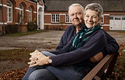 Abelone og Peter foran deres hus