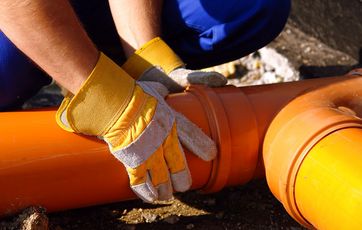 orange kloakrør af plast monteres