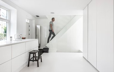 Mand på trappe i minimalisktisk hjem.