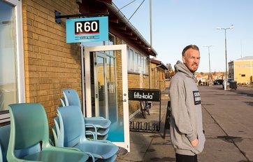 Lasse Holmgaard foran sin café R60