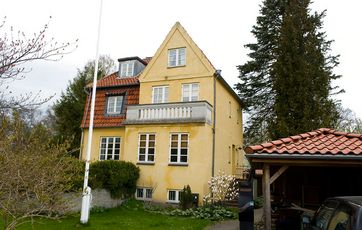 Boligens geografiske beliggenhed, og om den ejendommen ligger i land- eller byzone.