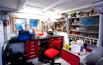 Indret et værksted i kælderen.
Foto: Torben Klint