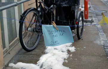 Kan du ikke nå istapperne, skal du sætte afspærring op, så ingen bliver ramt af dem. Foto: Dea Lindegaard