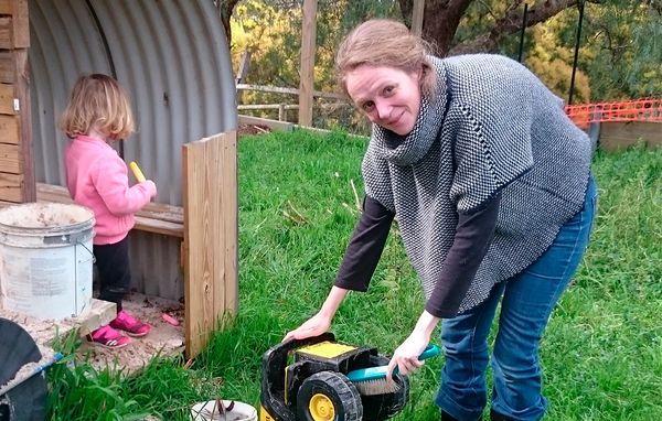 Marika Adcock tjekker børnenes legetøjsbil i haven for farlige edderkopper i Melbourne i Australien Marika Adcock tjekker børnenes legetøjsbil i haven for farlige edderkopper i Melbourne i Australien