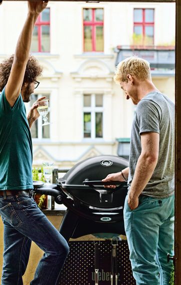 mænd griller på altan mænd griller på altan