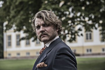 didrik fra tv-serien 1864 foran gods