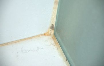 Snavset fuge i et hjørne af et badeværelse