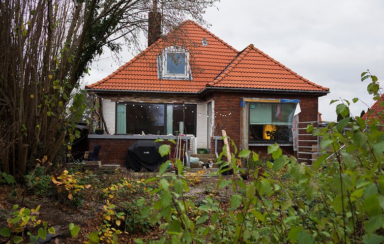 Bungalow under renovering set fra haven