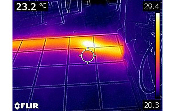 termografering6 Termograferingsfoto taget med Flir C2 af et gulv med varmerør.