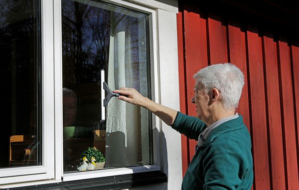 Kvinder vasker vinduer udenfor
