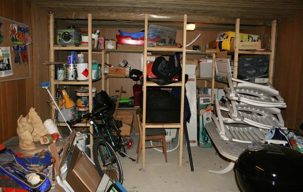 Det er særligt fugt, du skal passe på, når du gemmer ting på loftet eller i skuret i længere tid.
