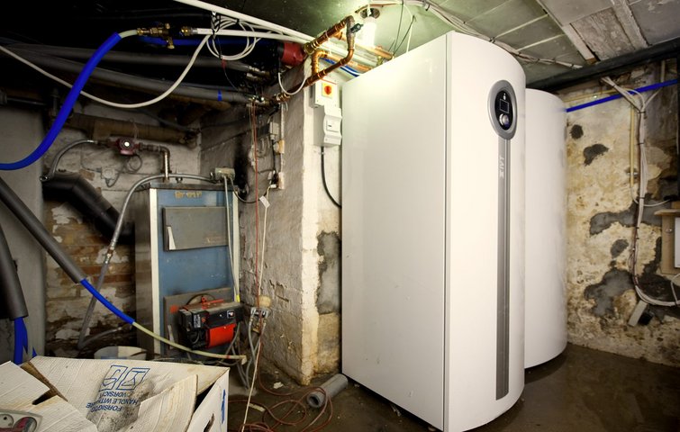 Varmtvandsbeholderen, der oprindeligt var tiltænkt til anlægget i kælderen, var for høj. Installatøren måtte derfor vælge denne lavere udgave.