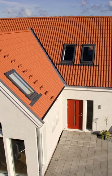 Det kan være svært at vælge farve til et nyt tag. En god idé er derfor at søge inspiration blandt huse af samme type. Foto venligst udlånt af: Benders Danmark A/S.