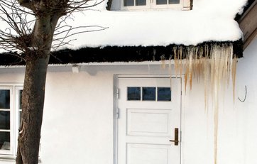 Bevaringsværdigt, gammelt hus med stråtag