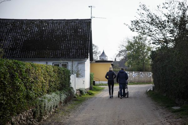 Par går tur med barnevogn på grusvej i Anholt by