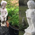 To Manneken Pis i hver deres have.